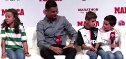 Enlace a La emotiva respuesta de Cristiano Ronaldo a un niño tras decirle que le dio pena que se fuese del Madrid
