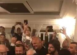 Enlace a La lamentable imagen de Maradona hablando sin que se le entienda nada como si se hubiese metido todas las rayas blancas del campo de fútbol