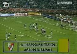 Enlace a Hoy hace 24 años Higuita se convirtió en el primer portero en la historia de la libertadores en marcar de tiro libre