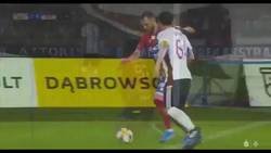 Enlace a En Polonia 5 jugadores se sincronizaron para NO darle al balón