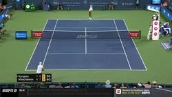 Enlace a Kyrgios se encara, 'dedica' un escupitajo al juez de silla y le niega el saludo