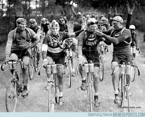 1083872 - Ciclistas del Tour de Francia en 1927 celebrando con un cigarrito el final de una etapa