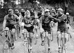 Enlace a Ciclistas del Tour de Francia en 1927 celebrando con un cigarrito el final de una etapa