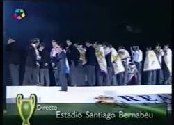Enlace a El momento cuando sonó la música de El Parque Jurásico mientras salía la dinojunta del Real Madrid