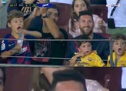 Enlace a Messi sonrie como niño