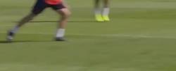 Enlace a El toque magistral de Arturo Vidal para marcar un golazo en el entrenamiento del Barça