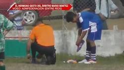 Enlace a Fútbol en estado puro: Un árbitro le da sus botas a otro jugador para que pudiese seguir jugando