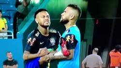 Enlace a Neymar salva a Dani Alves de ser picado por un enorme bicho en la cabeza
