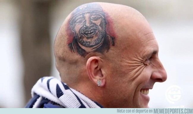 1085211 - Muy grande este fan de gimnasia que se tatuó la cara de Maradona después de salir de una ronda de desintoxicación