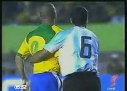 Enlace a En 2004 Walter Samuel demostró cómo parar a Ronaldo