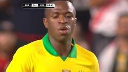 Enlace a El chut de Vinicius con Brasil que está dando mucho que hablar por lo lamentable que es