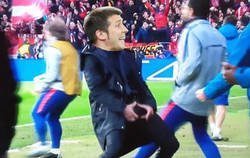 Enlace a Celades después de ganar en Stamford Bridge