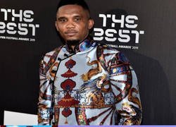 Enlace a El atrevido look de Eto'o en la gala de The Best