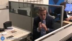 Enlace a Soria fingiendo que celebra los goles del Sevilla cuando sabe que está favoreciendo al Real Madrid