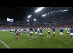 Enlace a Muestra de espíritu deportivo entre jugadores de Sudáfrica y Namibia, alineándose para reverenciar a toda la tribuna