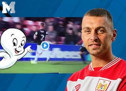 Enlace a Jack Hunt del Stoke City esta en boca de todos por 'desaparecer' a un rival del campo con un empujón. Se pudo armar un 'Cantonazo'