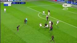 Enlace a El repliegue defensivo del Atlético de Madrid en Champions con el que todo el mundo está alucinando