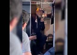 Enlace a El discurso motivacional de Maradona desde el telefonillo del avión tras ganar su equipo
