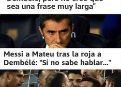 Enlace a Dembélé recibiendo el cariño de su entrenador y de su capitán