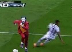 Enlace a Como olvidar cuando el Joker le rompió la cintura a Boateng