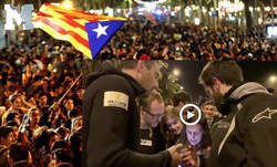 Enlace a Caos en Barcelona por estas dos personas que los manifestantes pensaban que eran infiltrados de la Policía y resultaron ser...