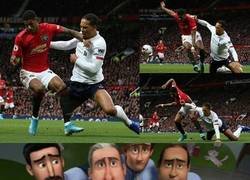 Enlace a Rashford ganándole un duelo físico a Van Dijk