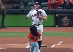 Enlace a La impresionante diferencia en el tamaño de una gimnasta olímpica y un pitcher profesional
