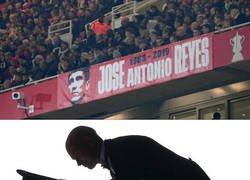 Enlace a El Arsenal recordó la figura de José Antonio Reyes en su último partido de Europa League