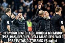 Enlace a Guardiola haciendo el gesto de la paz