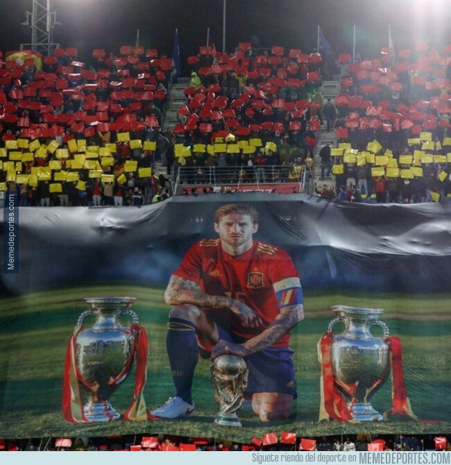1091220 - El homenaje que le prepararon a Sergio Ramos con un mosaico que representa su récord con la Roja: un Mundial, dos Copas de Europa y 100 tarjetas  amarillas y rojas.