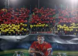 Enlace a El homenaje que le prepararon a Sergio Ramos con un mosaico que representa su récord con la Roja: un Mundial, dos Copas de Europa y 100 tarjetas  amarillas y rojas.