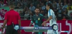 Enlace a Toda Argentina está aplaudiendo a Messi tras responderle así a Cavani cuando le dijo: