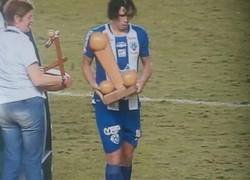 Enlace a Este es el trofeo que le dan al máximo goleador del torneo regional 'Copa verde' de Brasil