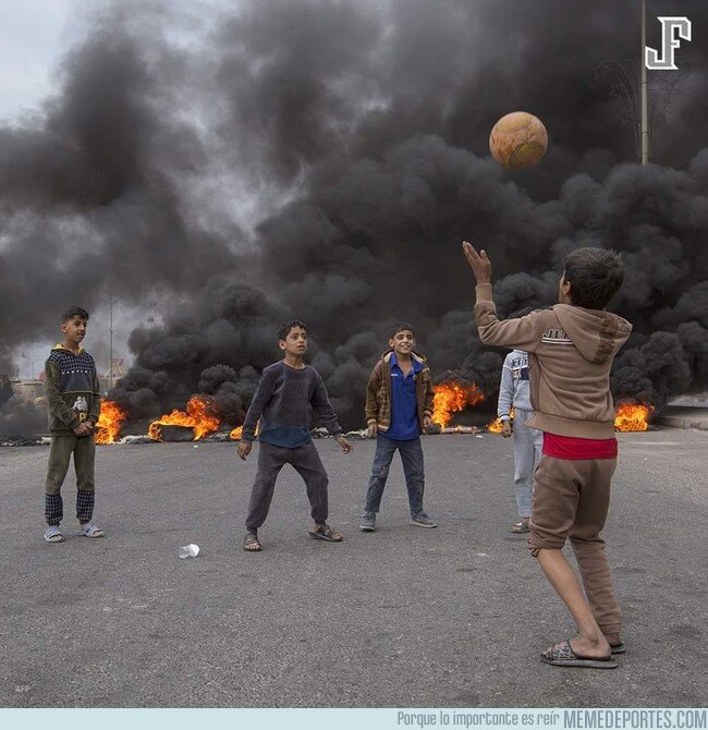 1092049 - Una de las candidatas a fotografía del año: La imagen de niños iraquíes jugando fútbol con la destrucción en el fondo
