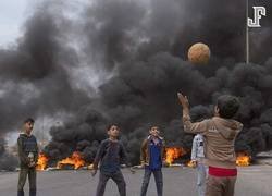 Enlace a Una de las candidatas a fotografía del año: La imagen de niños iraquíes jugando fútbol con la destrucción en el fondo