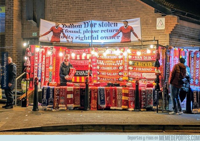 1092758 - Ojito al cartel que ha aparecido a las afueras de Anfield