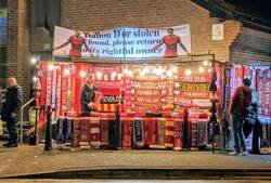 Enlace a Ojito al cartel que ha aparecido a las afueras de Anfield