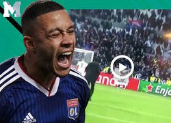 Enlace a Brutal: Depay clasifica al Olympique Lyon para octavos de Champions y al terminar el partido se lanza a por un ultra neonazi con una pancarta racista contra su compañero Marcelo