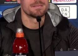 Enlace a La gran bronca de Klopp al traductor en plena rueda de prensa por no saber hacer bien su trabajo al traducir a Henderson