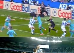 Enlace a Uno de estos agarrones fue penalti, el otro no. Adivina cual.