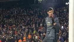 Enlace a Los más que polémicos gestos de Courtois a la grada de Mestalla que han cabreado mucho a todos sus aficionados