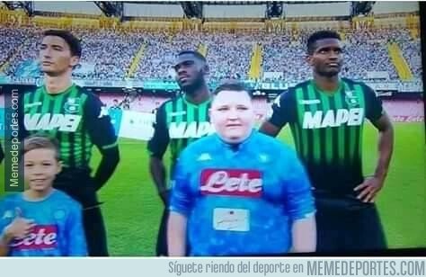 1093849 - No apoyamos el Bullying, pero es que pusieron al más gordito entre 2 jugadores porque alcanzaba