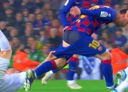 Enlace a Casi dejan a Messi en gayumbos en mitad del Clásico