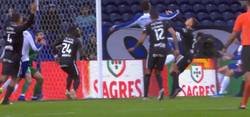 Enlace a La horrible patada de Ze Luis a un rival cuando intentó hacer un golazo en la liga de Portugal