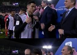 Enlace a El detalle es que Cristiano también dejó colgado al delegado y no le dio la mano