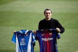 Enlace a Valverde haciéndose la clásica foto de entrenadores antes del derbi