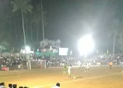 Enlace a Este entrenador en la India si que siente el juego