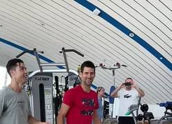 Enlace a Cristiano enseñandole a Djokovic como saltar como él.