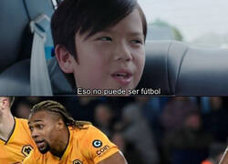 Enlace a Adama parece un jugador de Rugby a punto de hacer touchdown