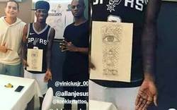 Enlace a Nunca hay que olvidar el día que Vinicius le mostró al mundo su nuevo tatuaje